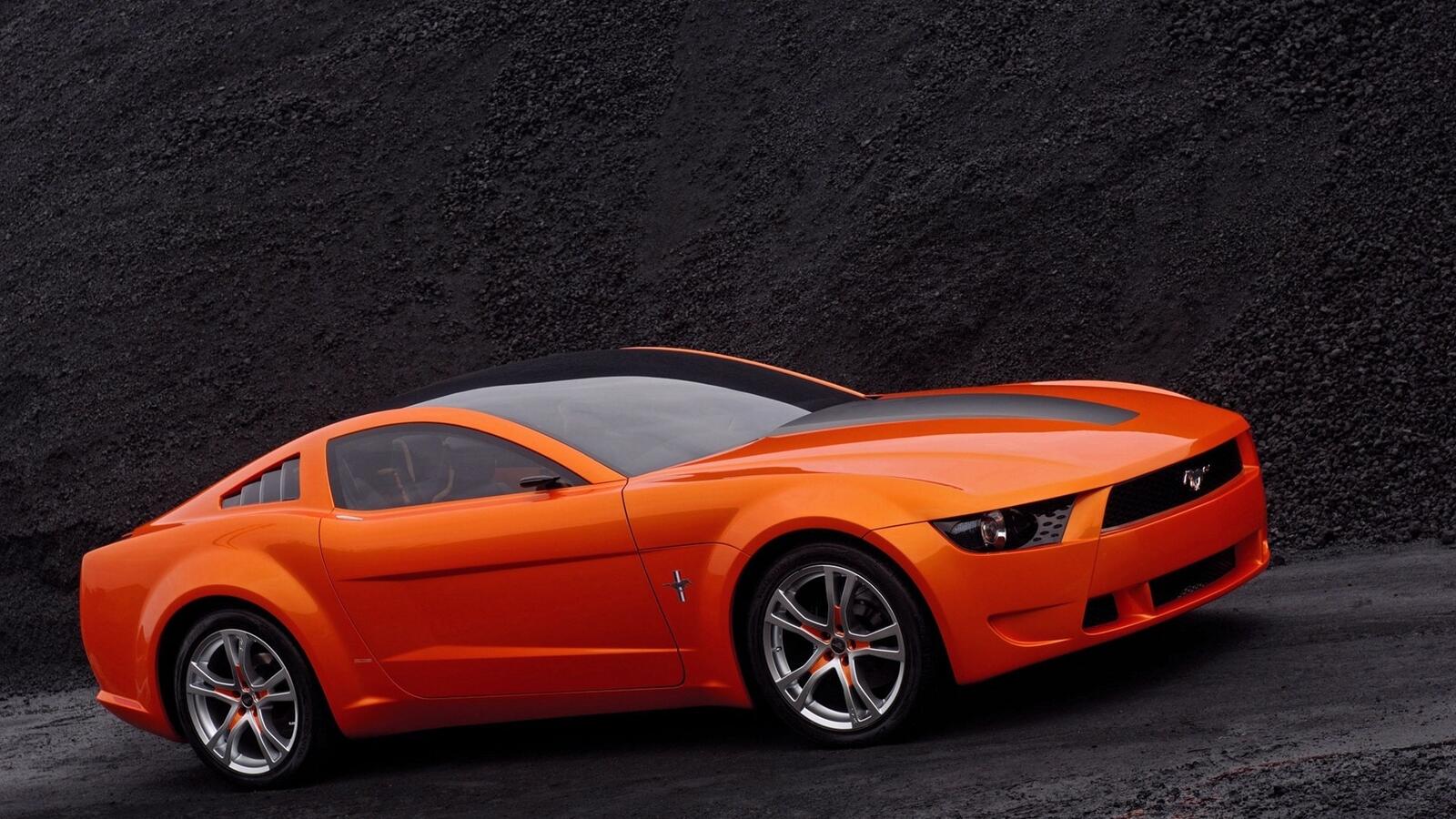 Бесплатное фото Необычный Ford Mustang в оранжевом цвете