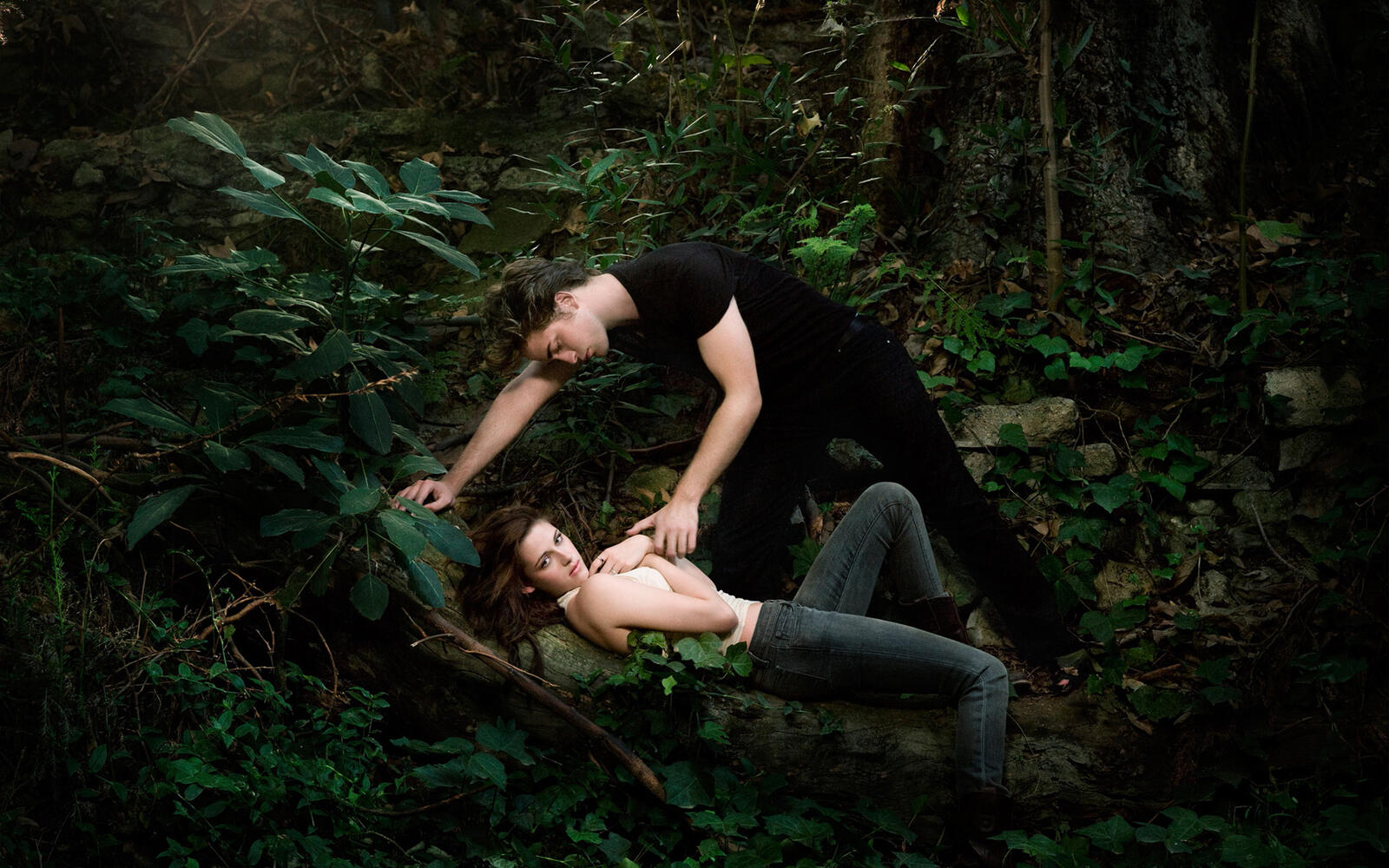 Бесплатное фото Кристен Стюарт прикрывает грудь в лесу
