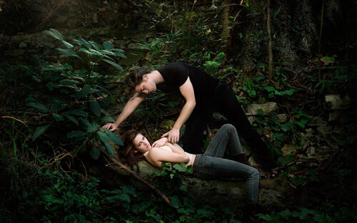 Кристен Стюарт прикрывает грудь в лесу