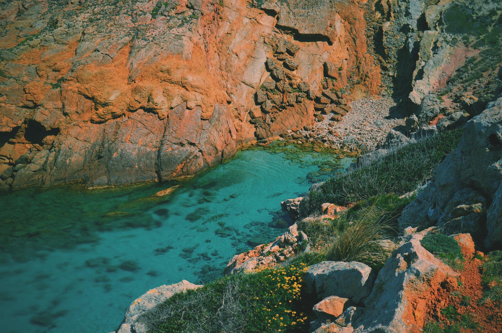 Бесплатное фото Прозрачная вода на скалистом берегу моря