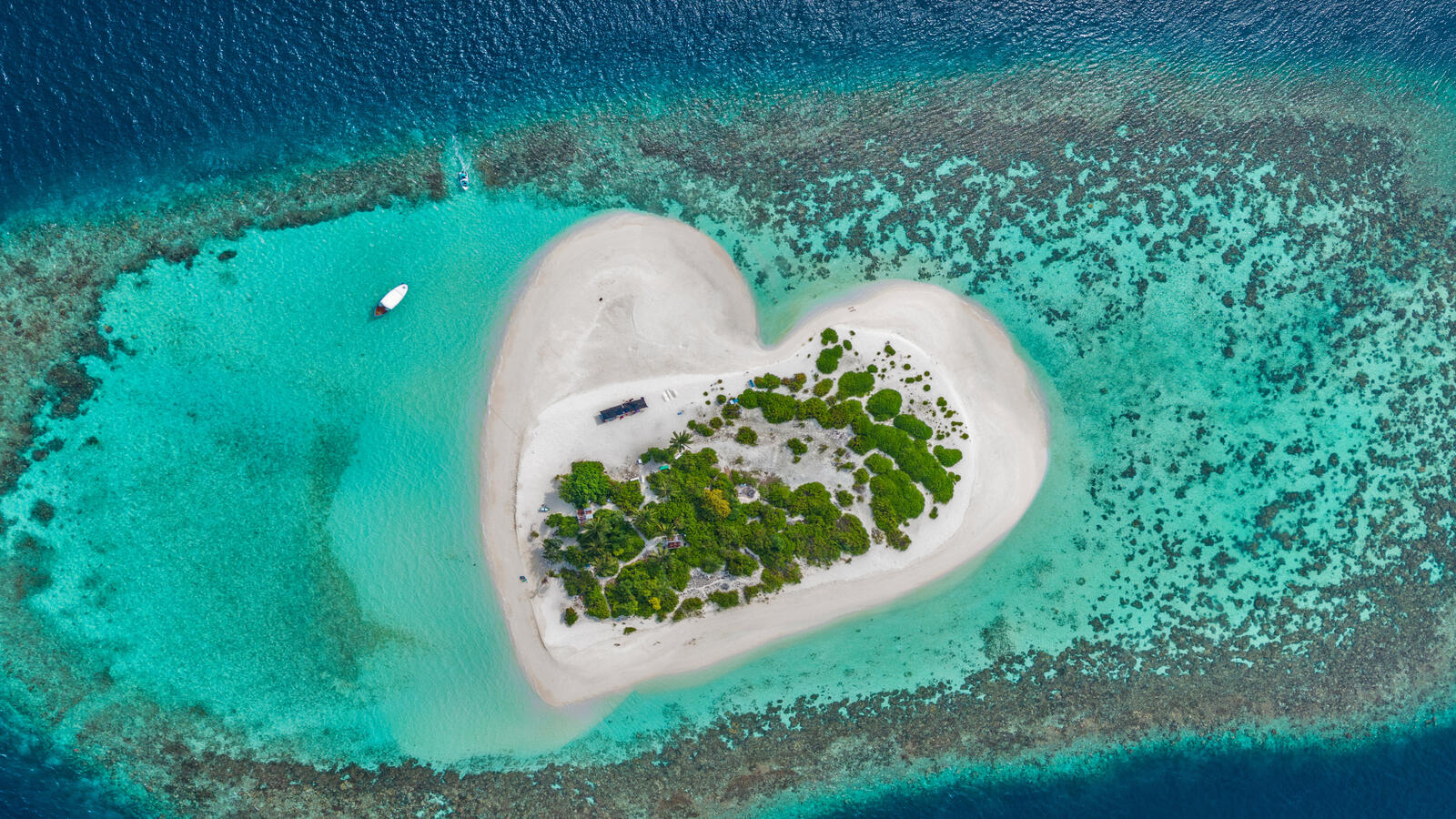 Бесплатное фото Остров в виде сердца