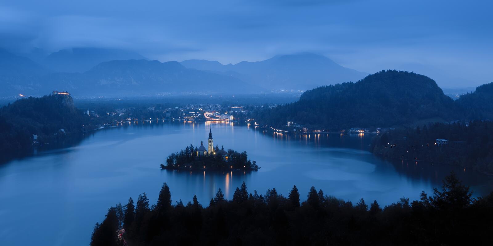 Бесплатное фото Остров с церковью на озере в ночи