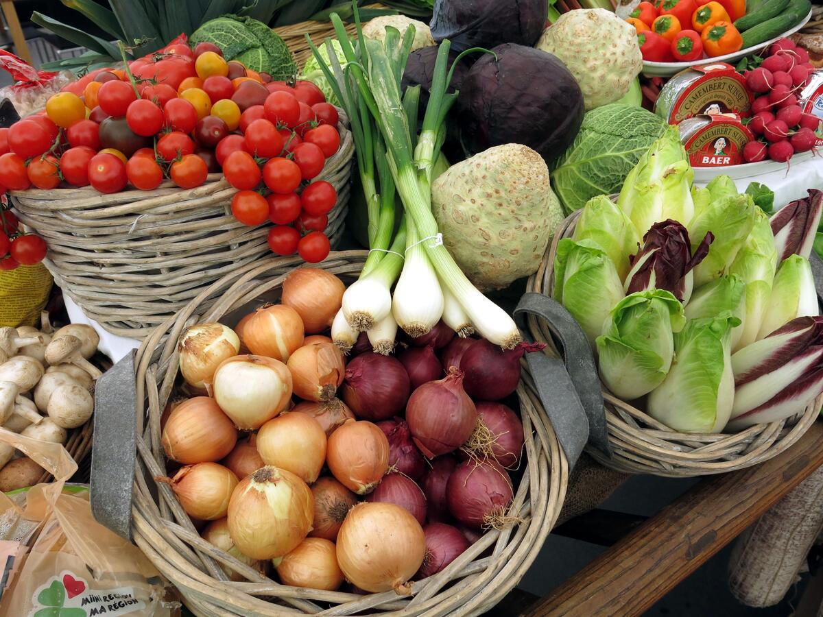Ассортимент овощей на продуктовом рынке