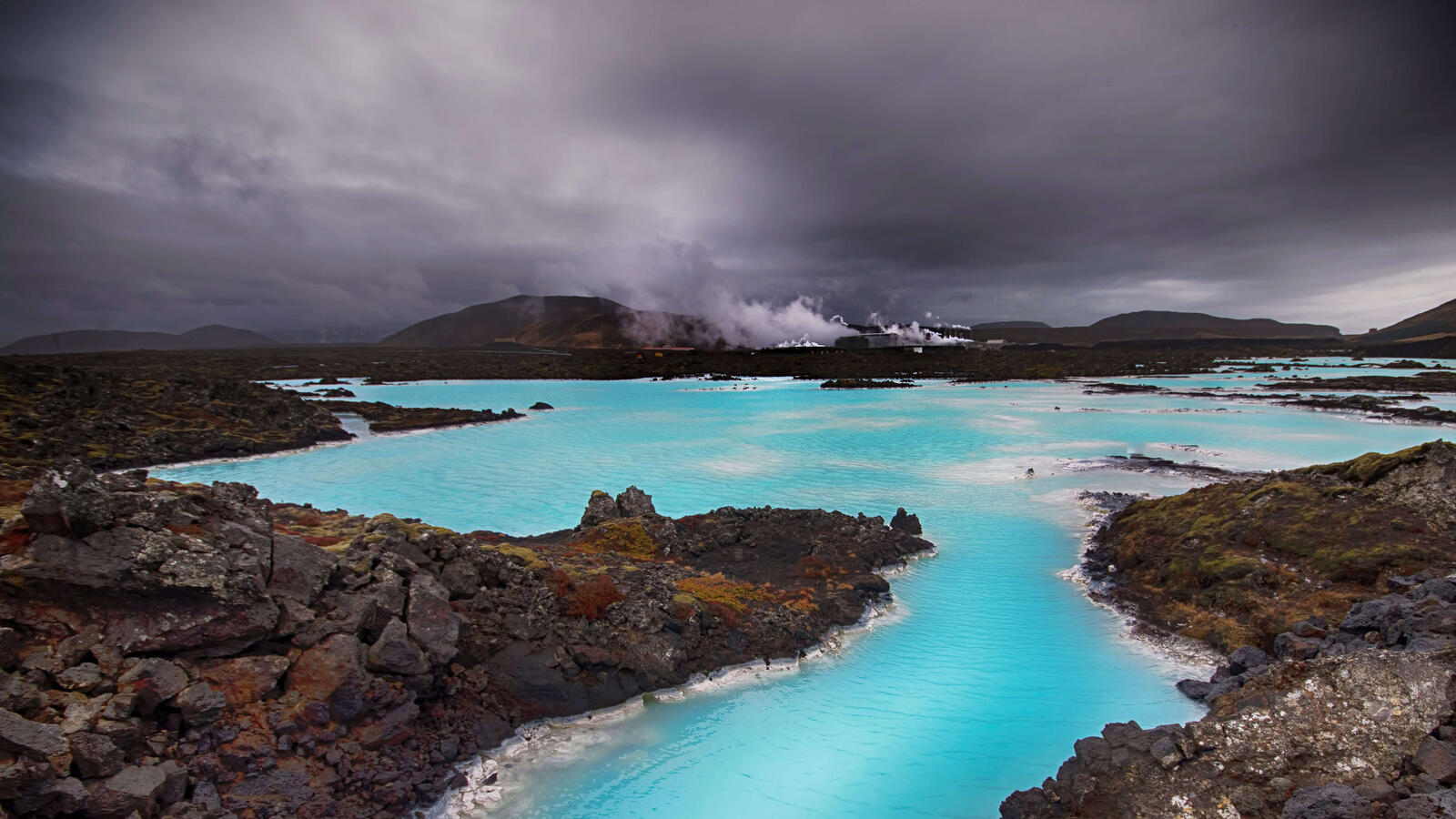 Бесплатное фото Нежно-голубое озеро в скалах в пасмурную погоду