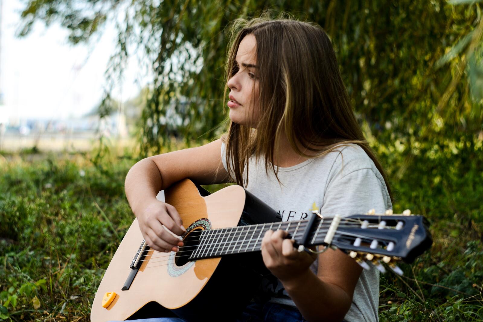 Бесплатное фото Девушка с гитарой на природе