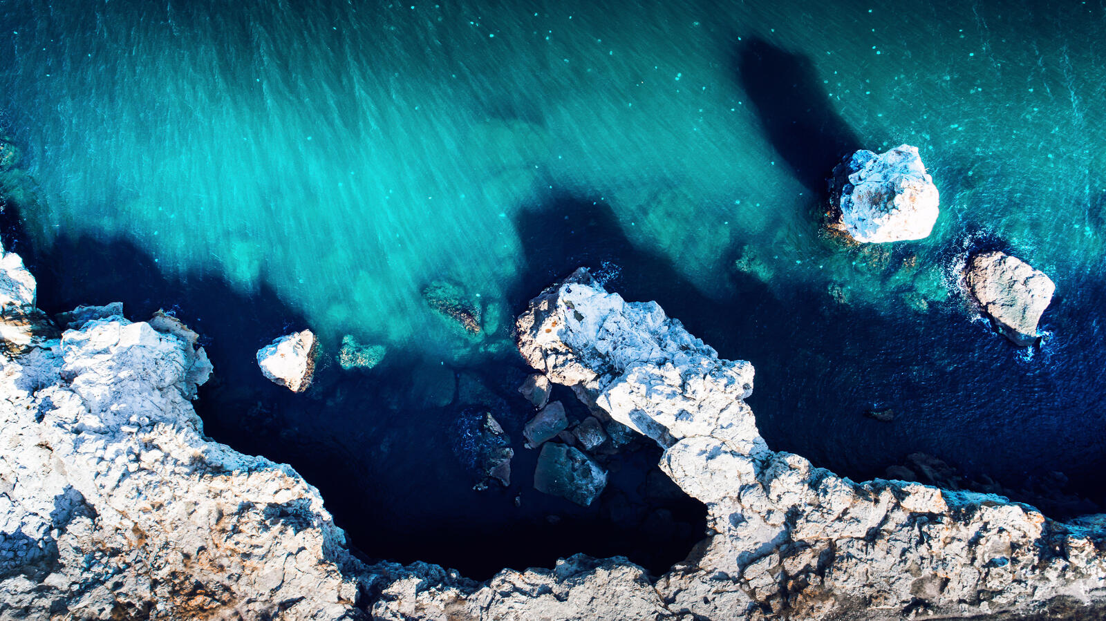 Бесплатное фото Береговая скалистая местность моря