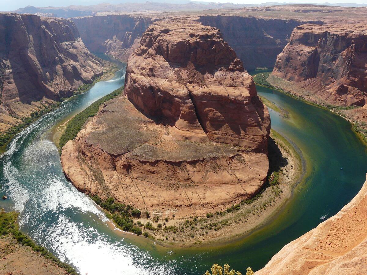 Американский каньон с рекой