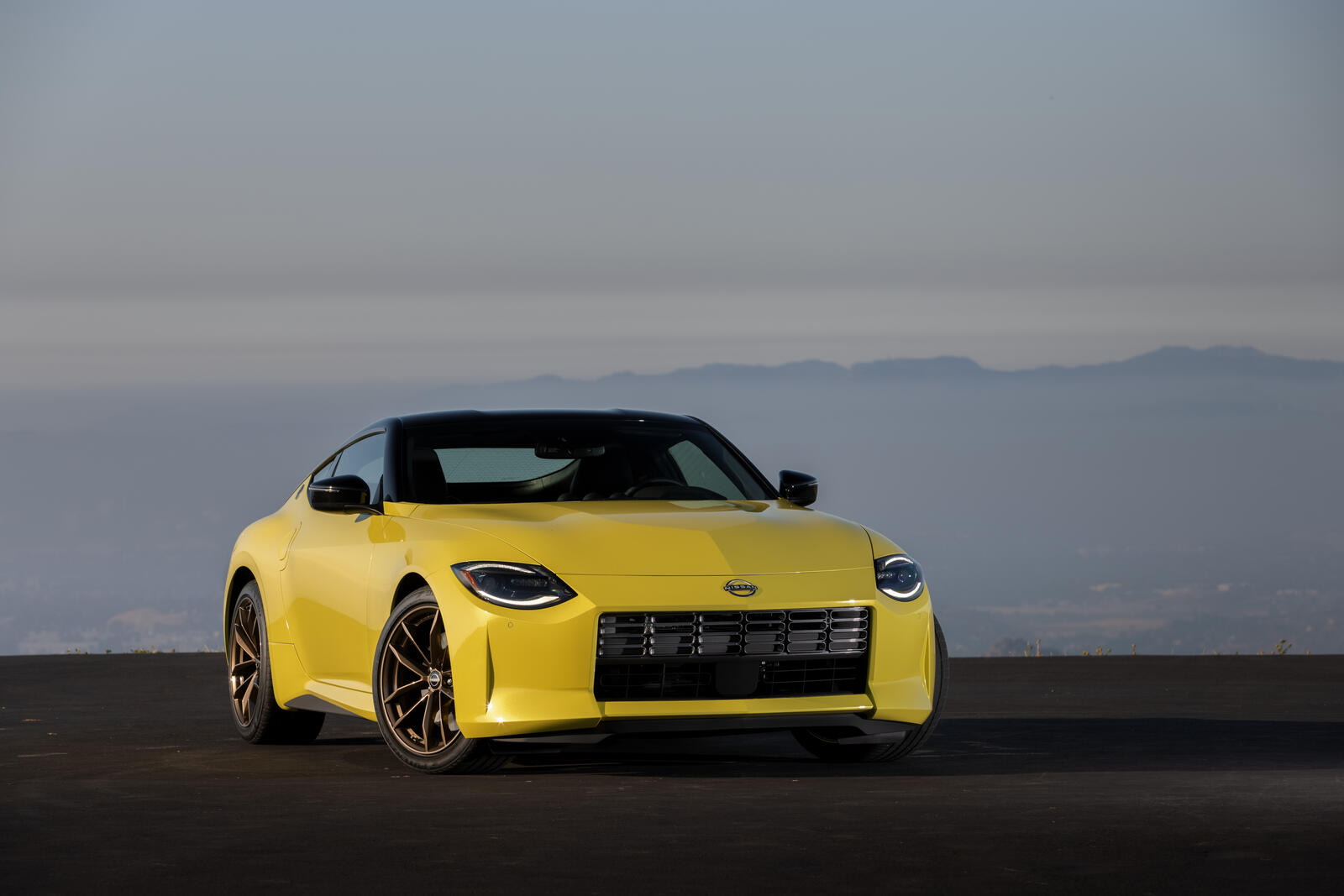 Бесплатное фото Nissan Z 2023 года в желтом цвете