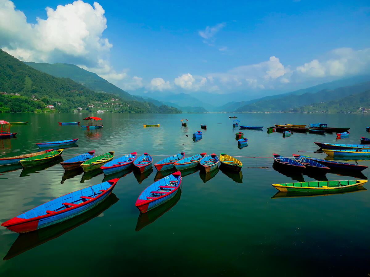 Лодки каяки на Озерном берегу Покхары