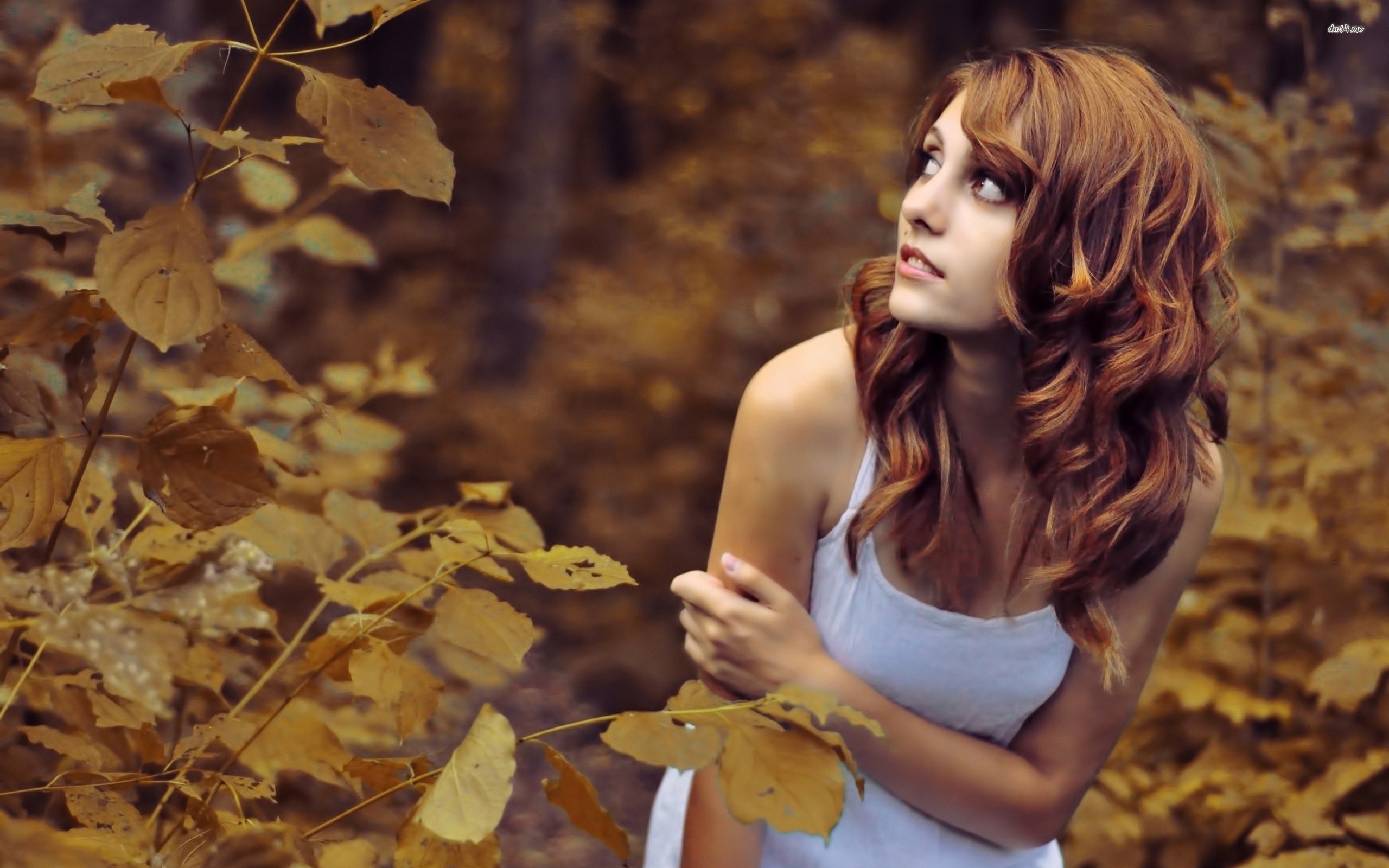 Рыжеволосая девушка в осеннем лесу