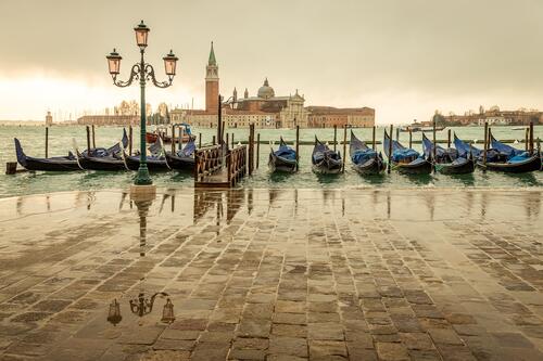 Лодки стоят на водоканале в Венеции