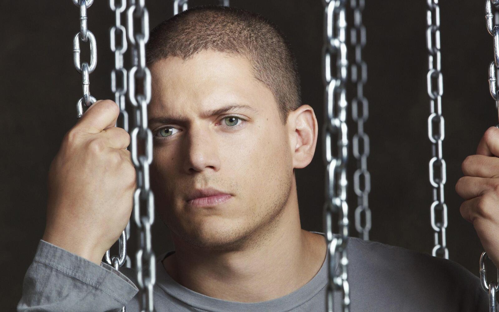 Free photo Wentworth Miller holds on to the chains