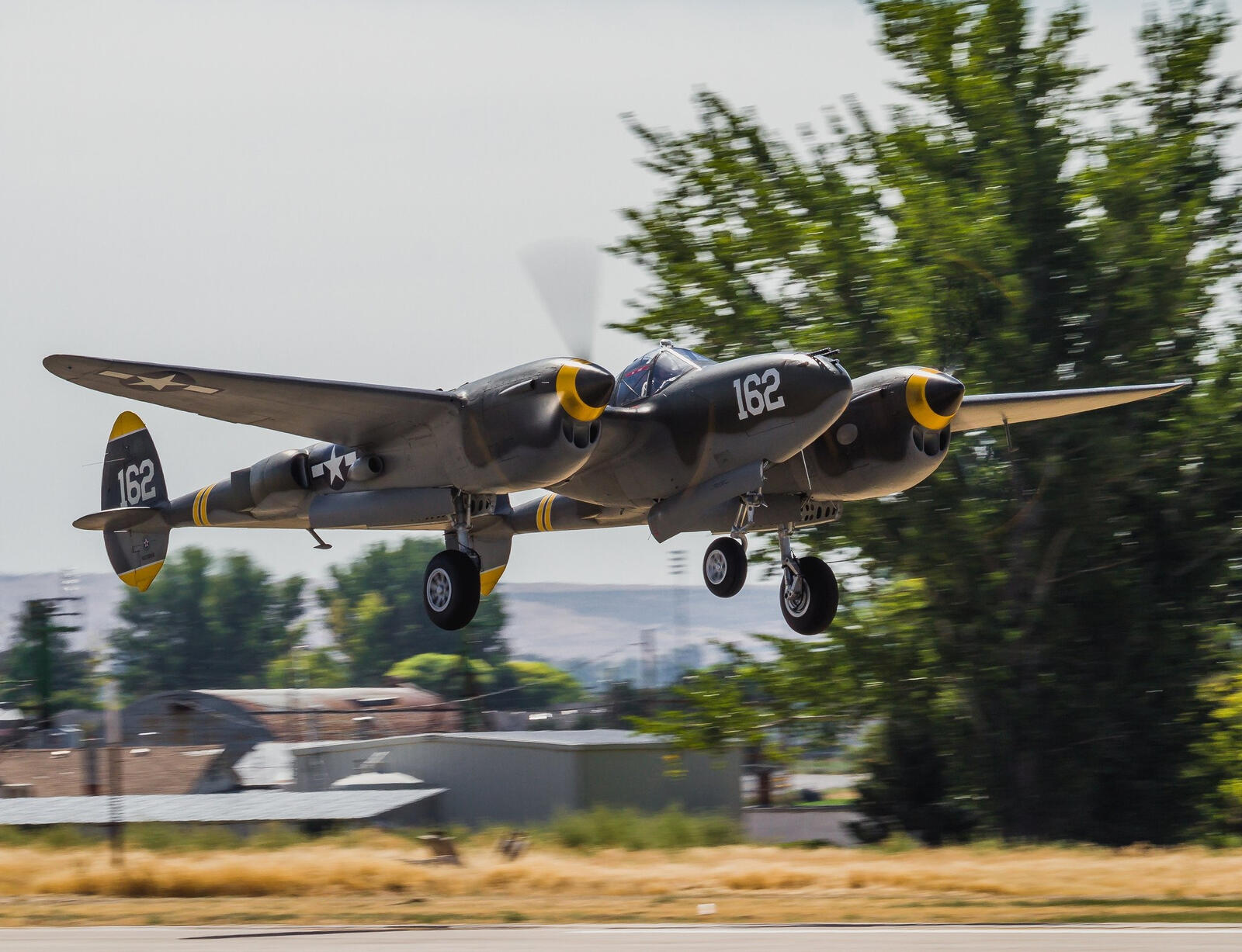 Бесплатное фото Военный самолет с винтовыми двигателями