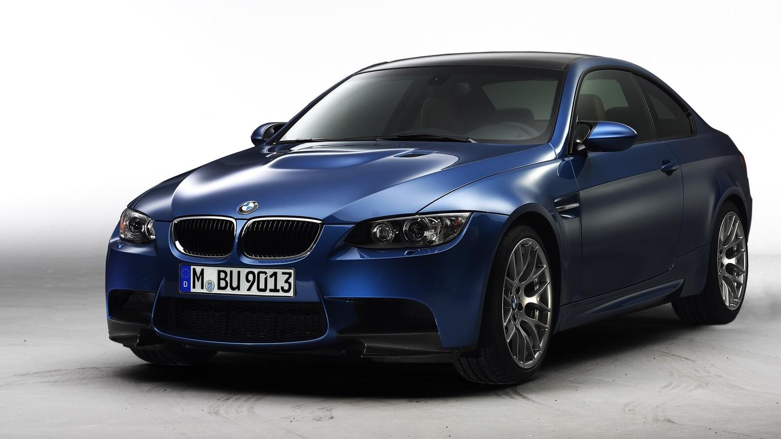 Бесплатное фото BMW M3 синего цвета на белом фоне