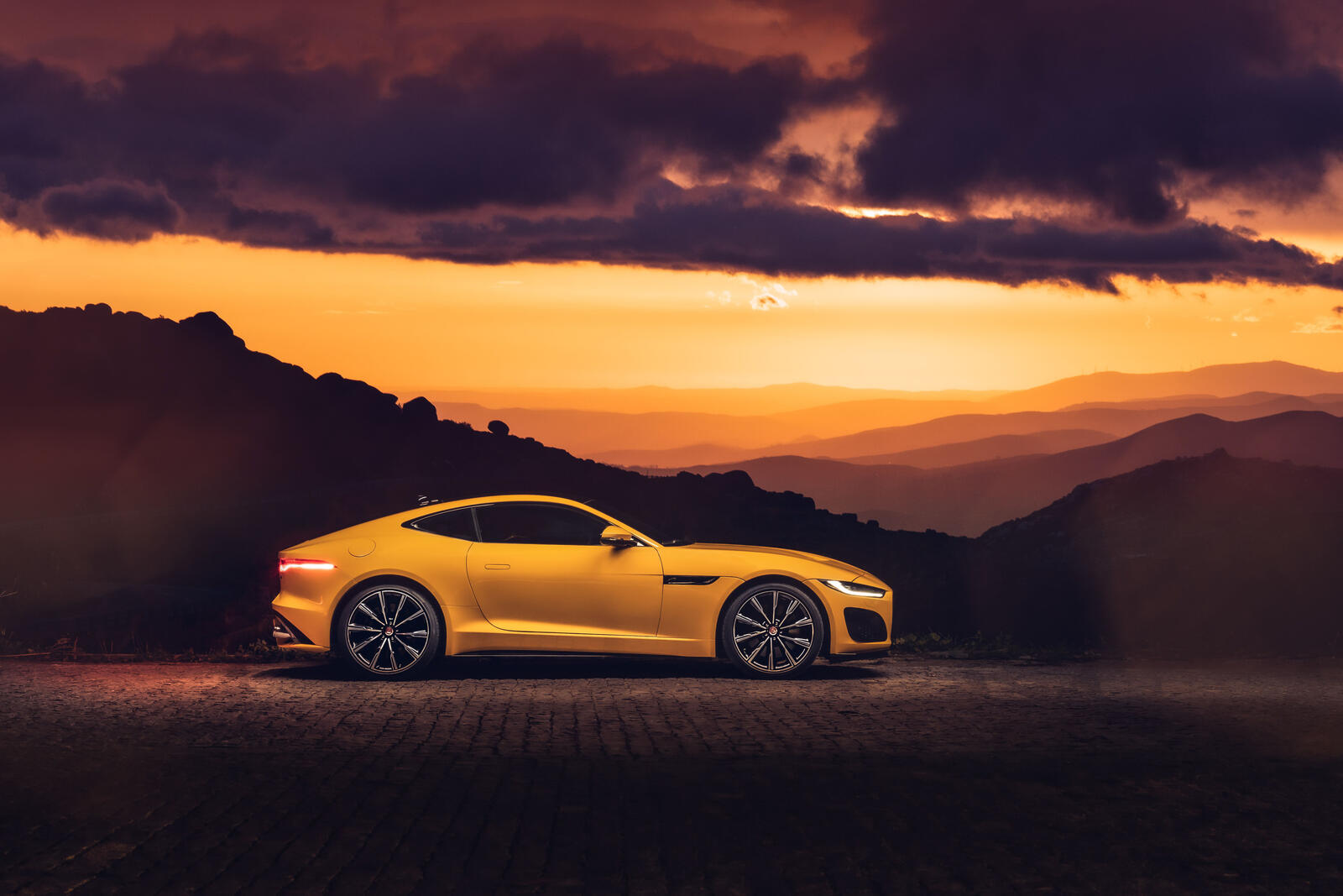 Бесплатное фото Jaguar F Type желтого цвета