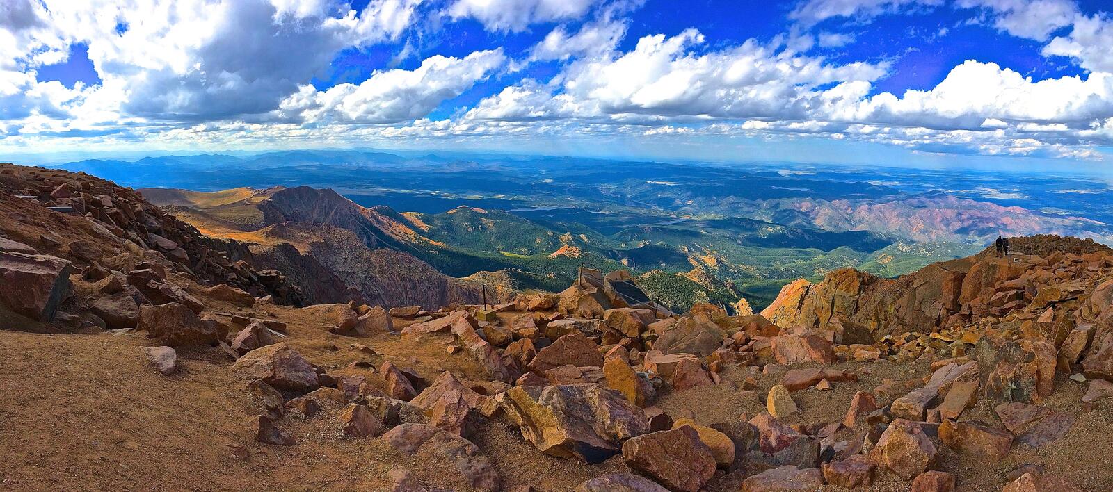 Бесплатное фото Широкий пейзаж с высокой точки горы