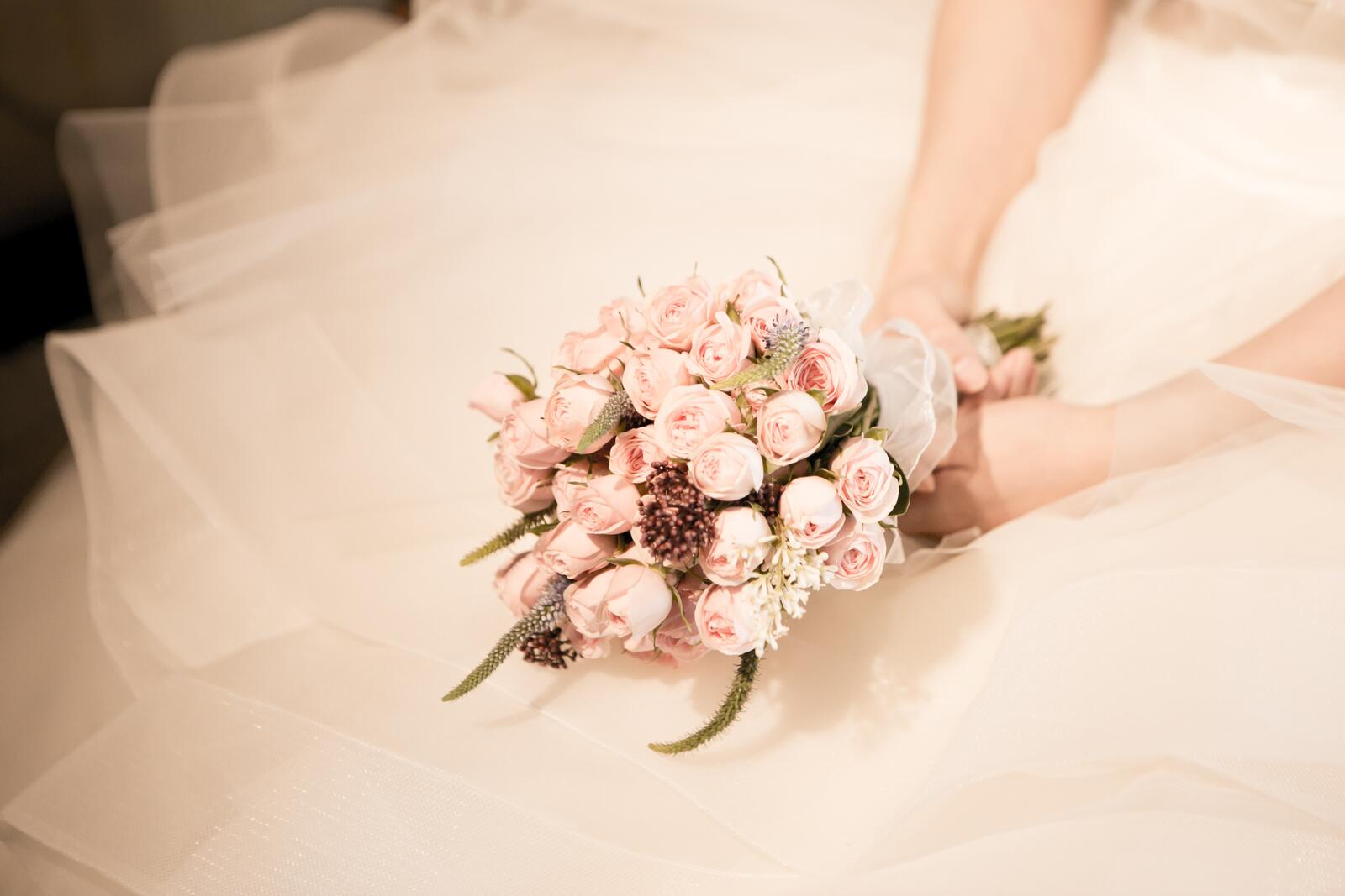 Бесплатное фото Свадебный букет с маленькими розами