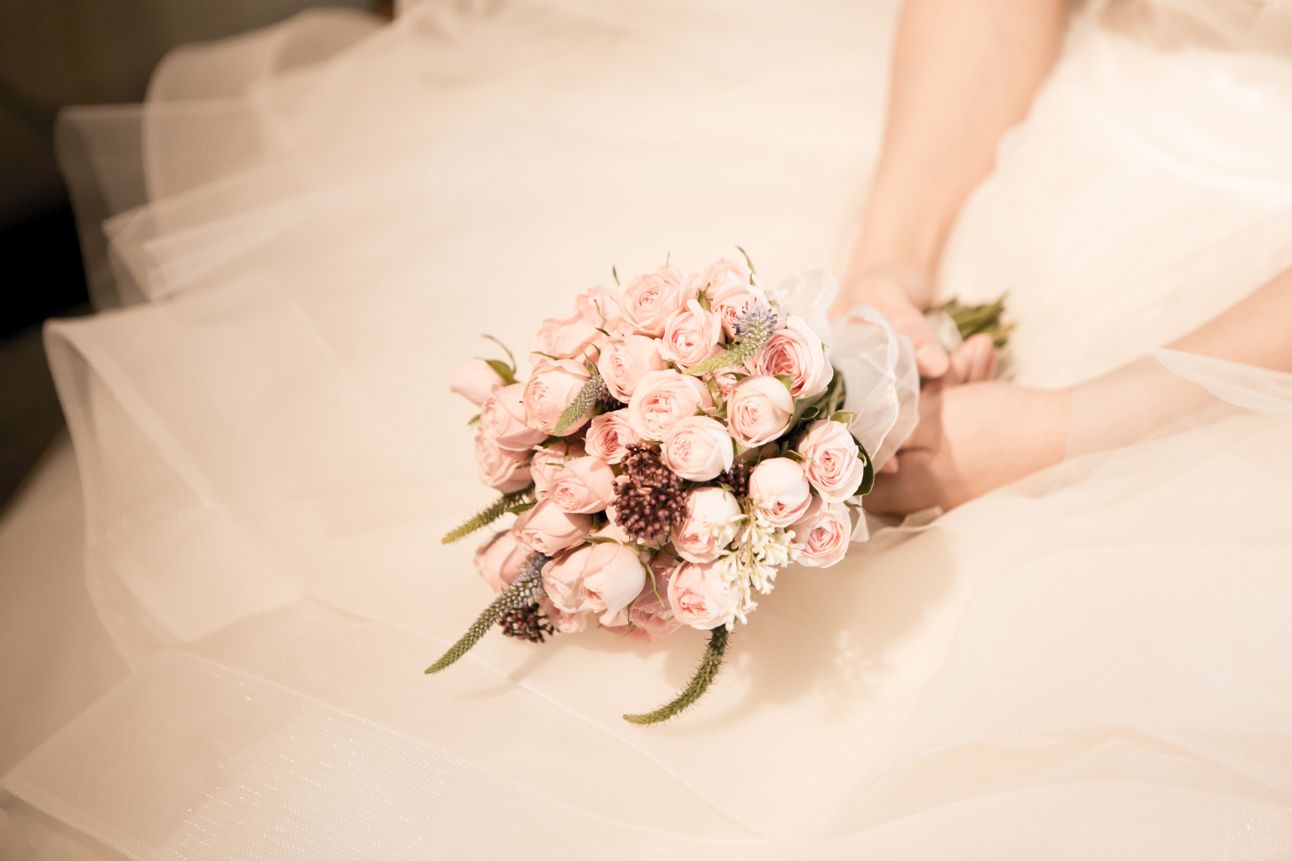 Свадебный букет с маленькими розами
