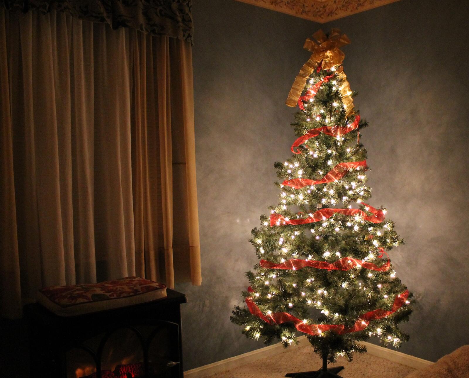 Бесплатное фото Светящаяся новогодняя елка