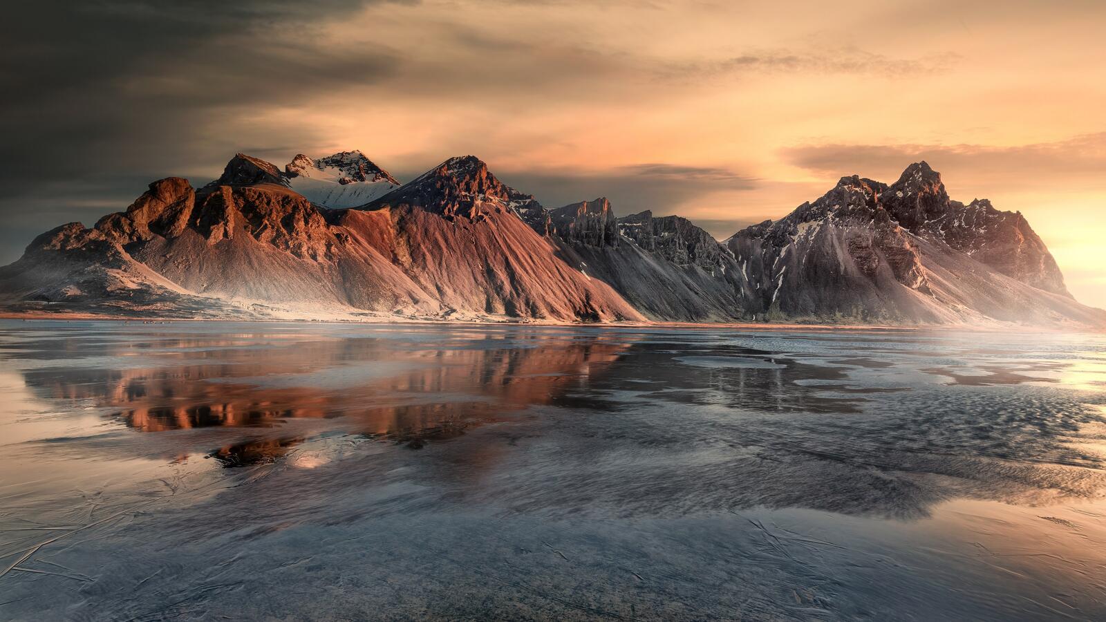 Бесплатное фото Замерзшая река рядом с не большими горами