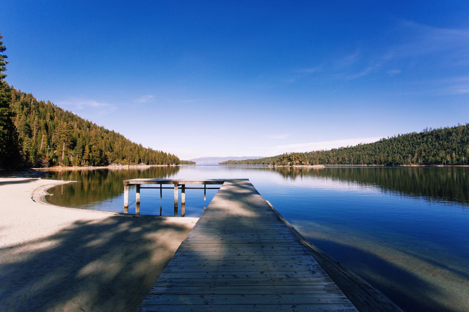 Бесплатное фото Причал на берегу озера