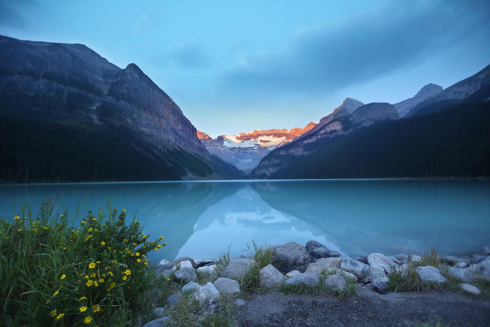 Бесплатное фото Голубое озеро в горах  на закате дня