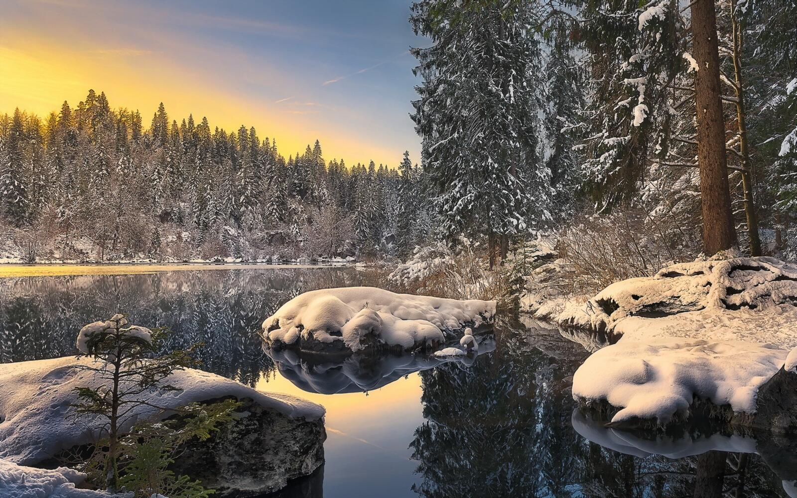 Бесплатное фото Утро на озере со снежными берегами