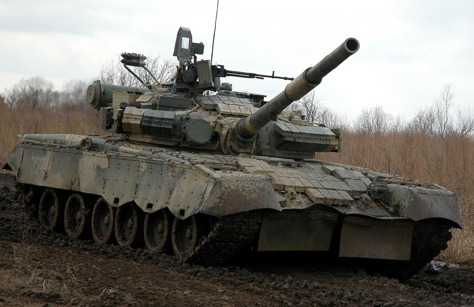Free photo A picture of a t-80 tank