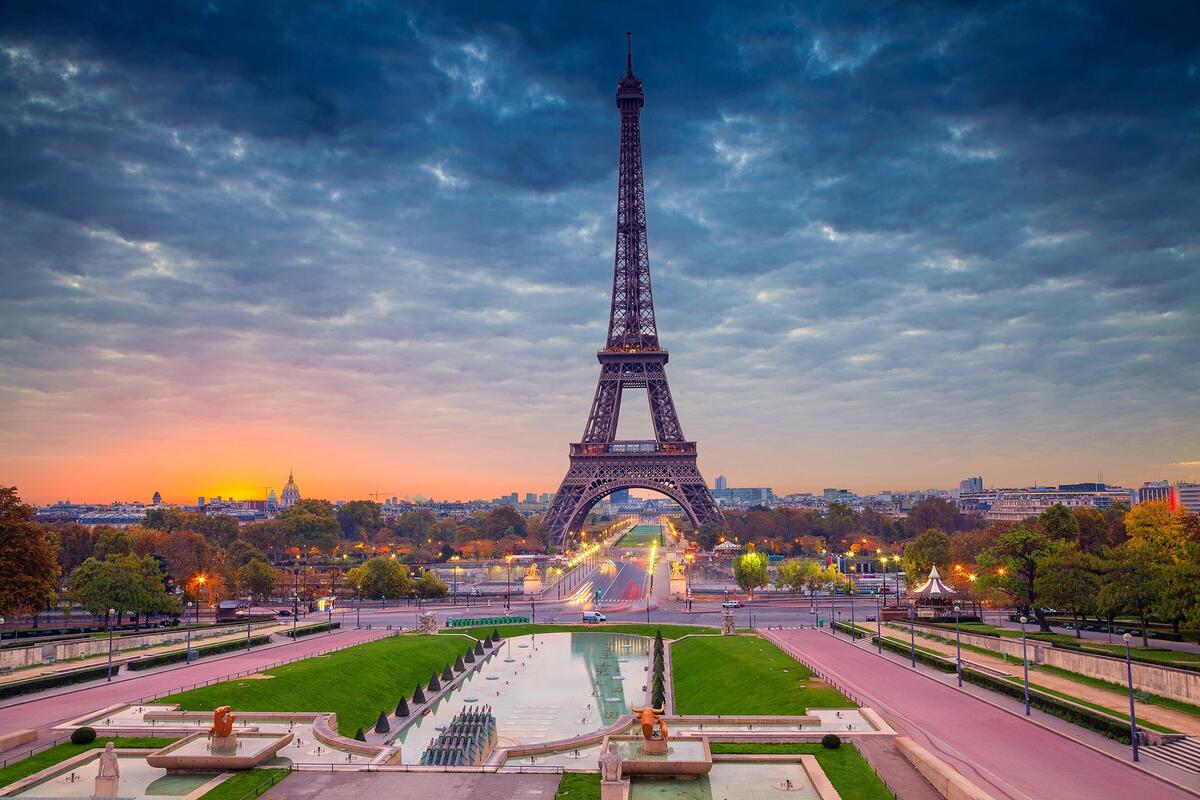 Красивое небо в Париже над Эйфелевой Башней