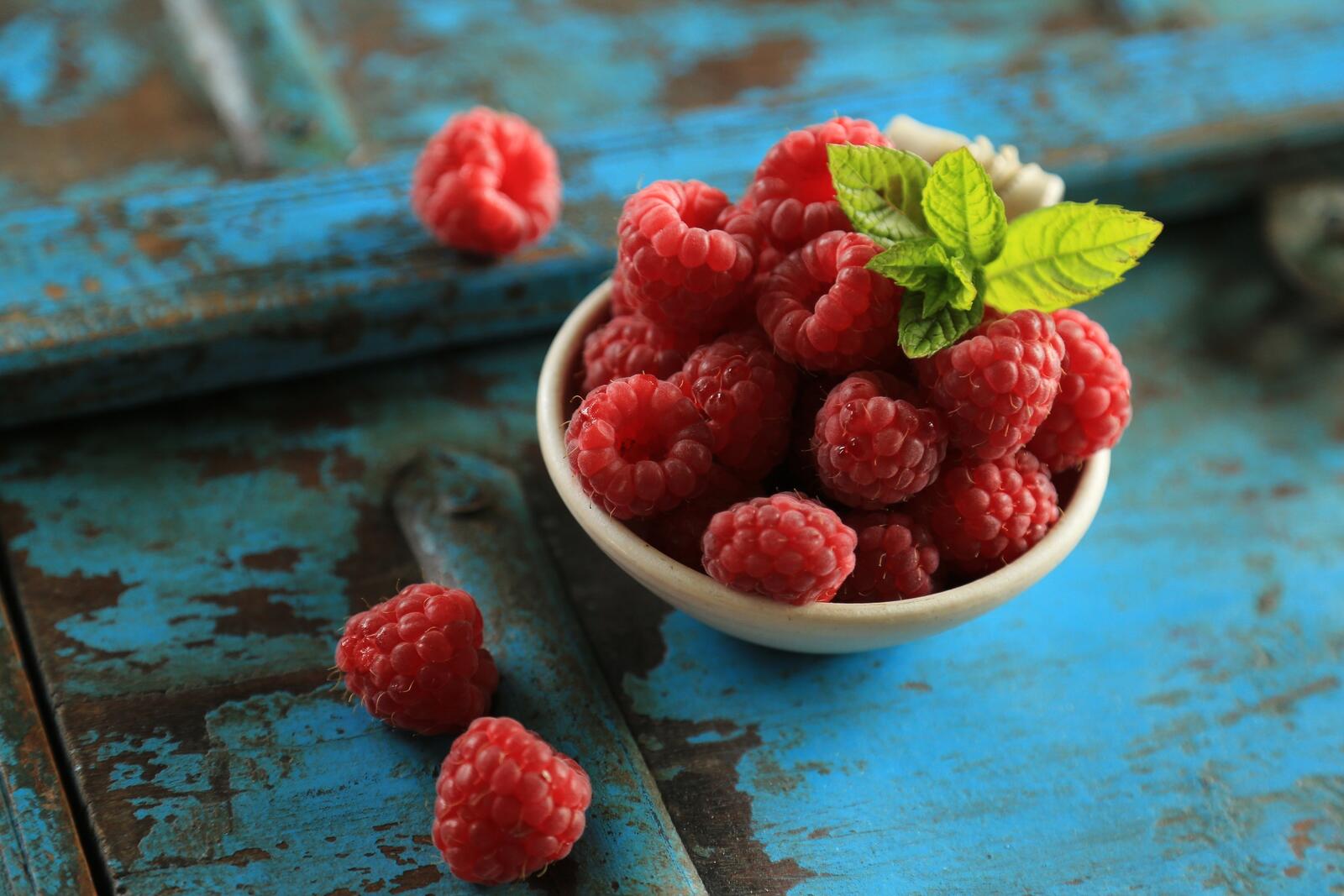 Free photo Raspberries in a saucer