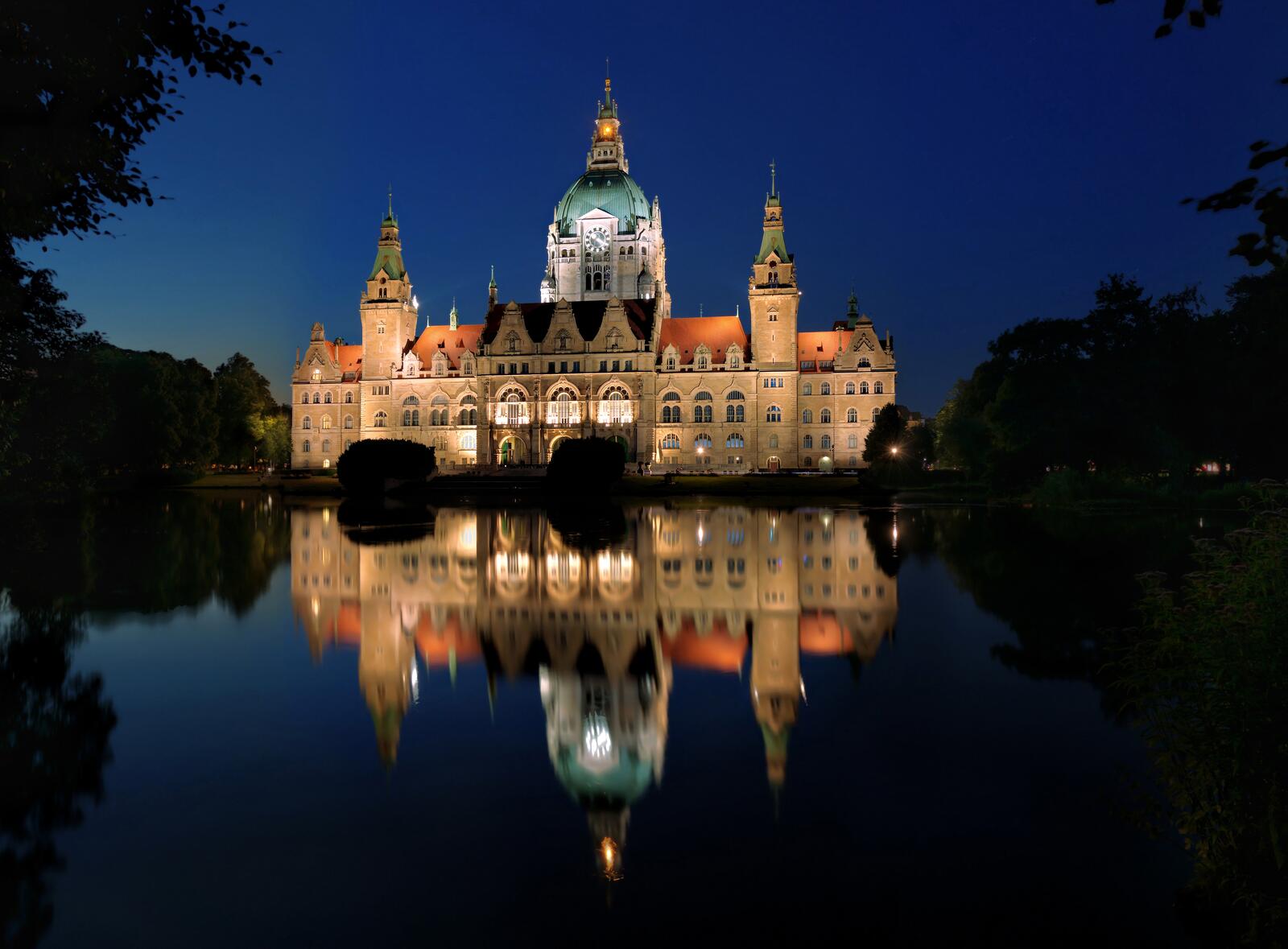 Free photo A large castle in Germany illuminated in the evening