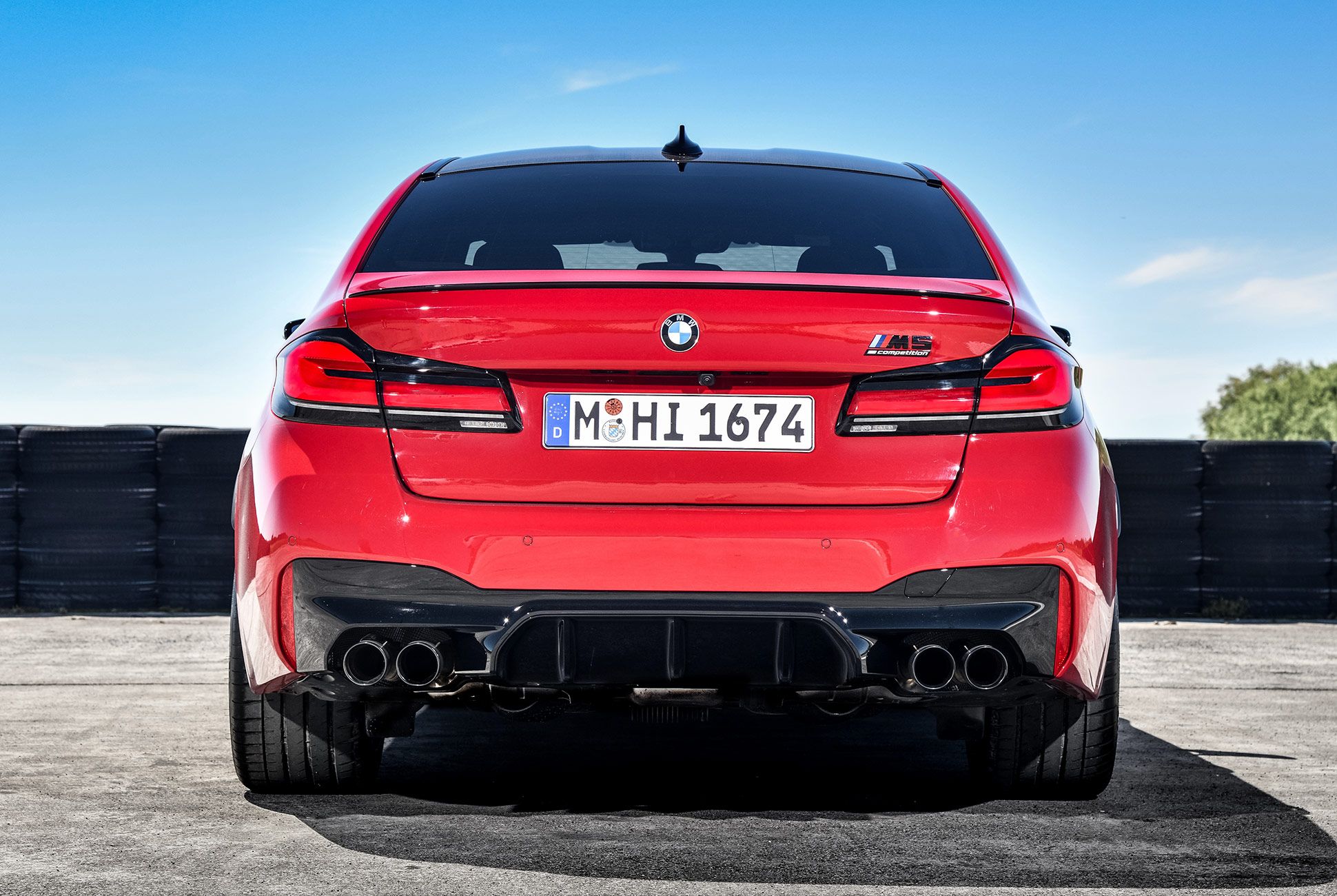 Ярко-красная BMW M5 F90 Restyling вид сзади