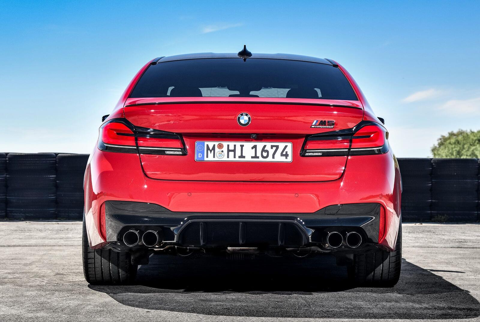 Бесплатное фото Ярко-красная BMW M5 F90 Restyling вид сзади