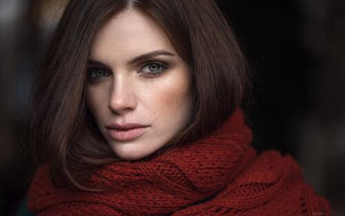 Портрет темноволосой девушки с красным шарфом