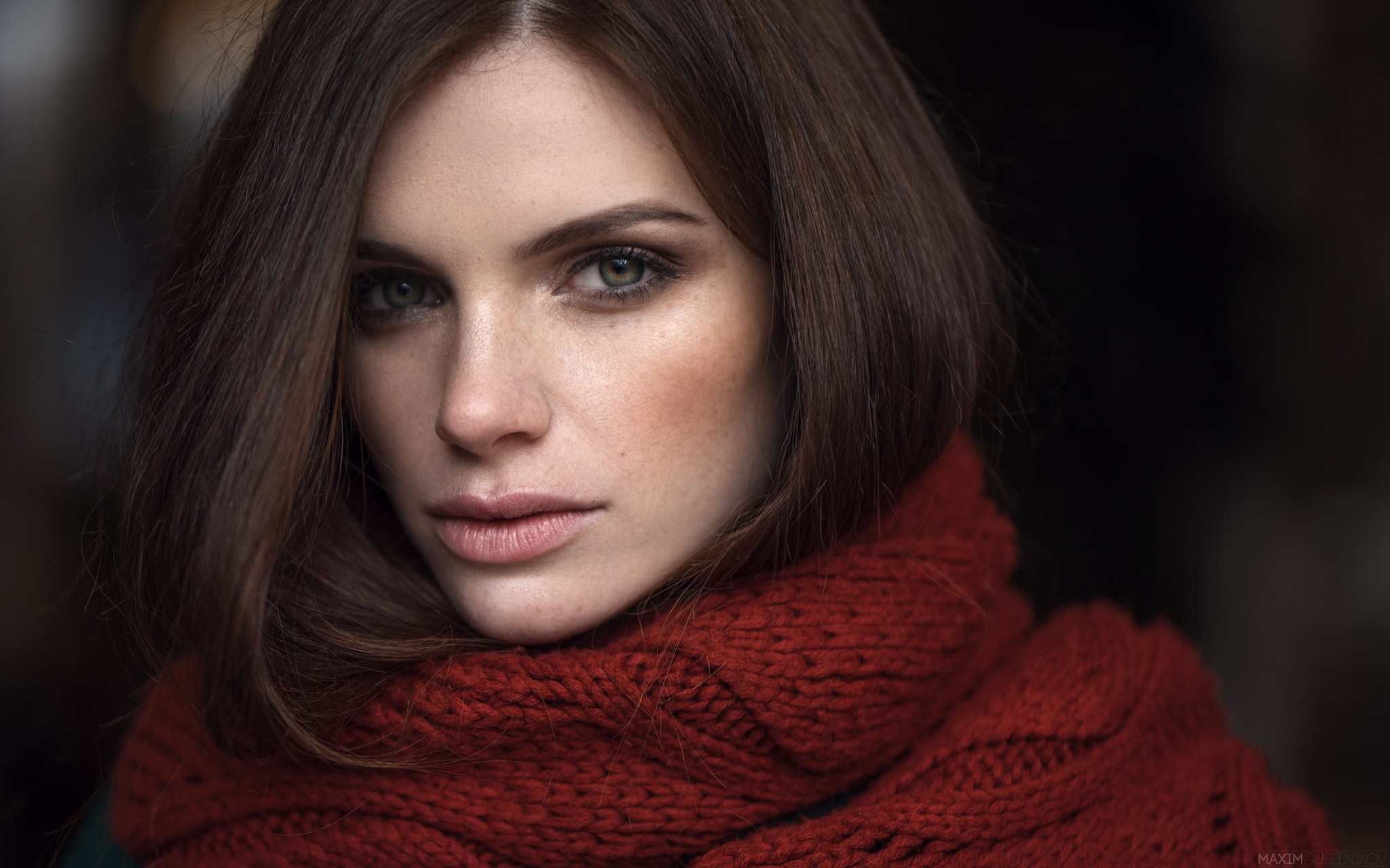 Бесплатное фото Портрет темноволосой девушки с красным шарфом