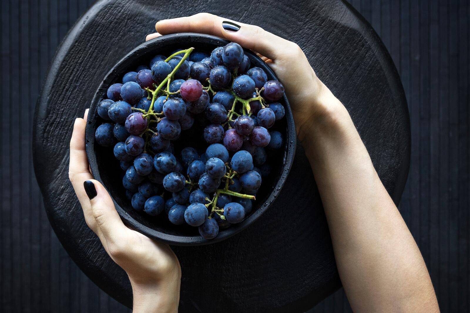 Бесплатное фото Большая тарелка с синим виноградом