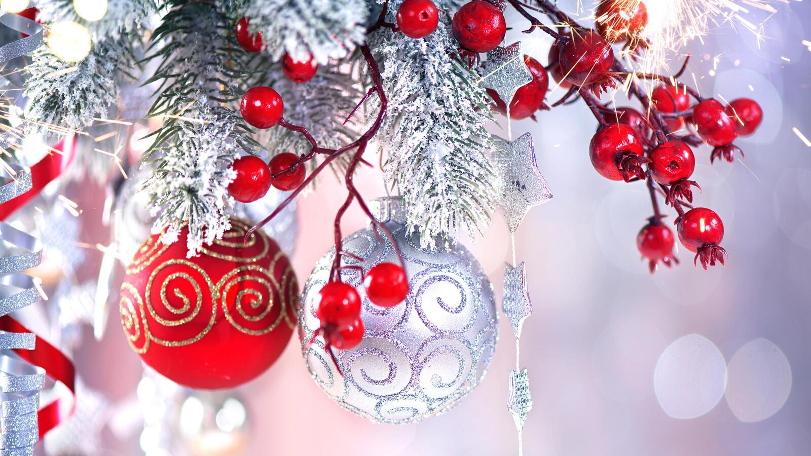 Free photo Branches with berries with Christmas toys