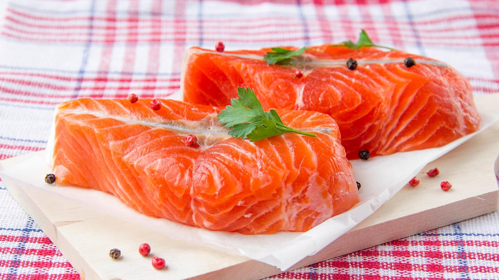 Бесплатное фото Красная сырая рыба в японской кухне