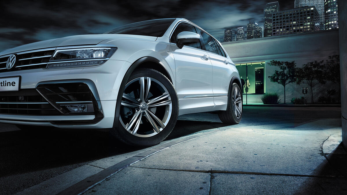 A white volkswagen tiguan in the night light