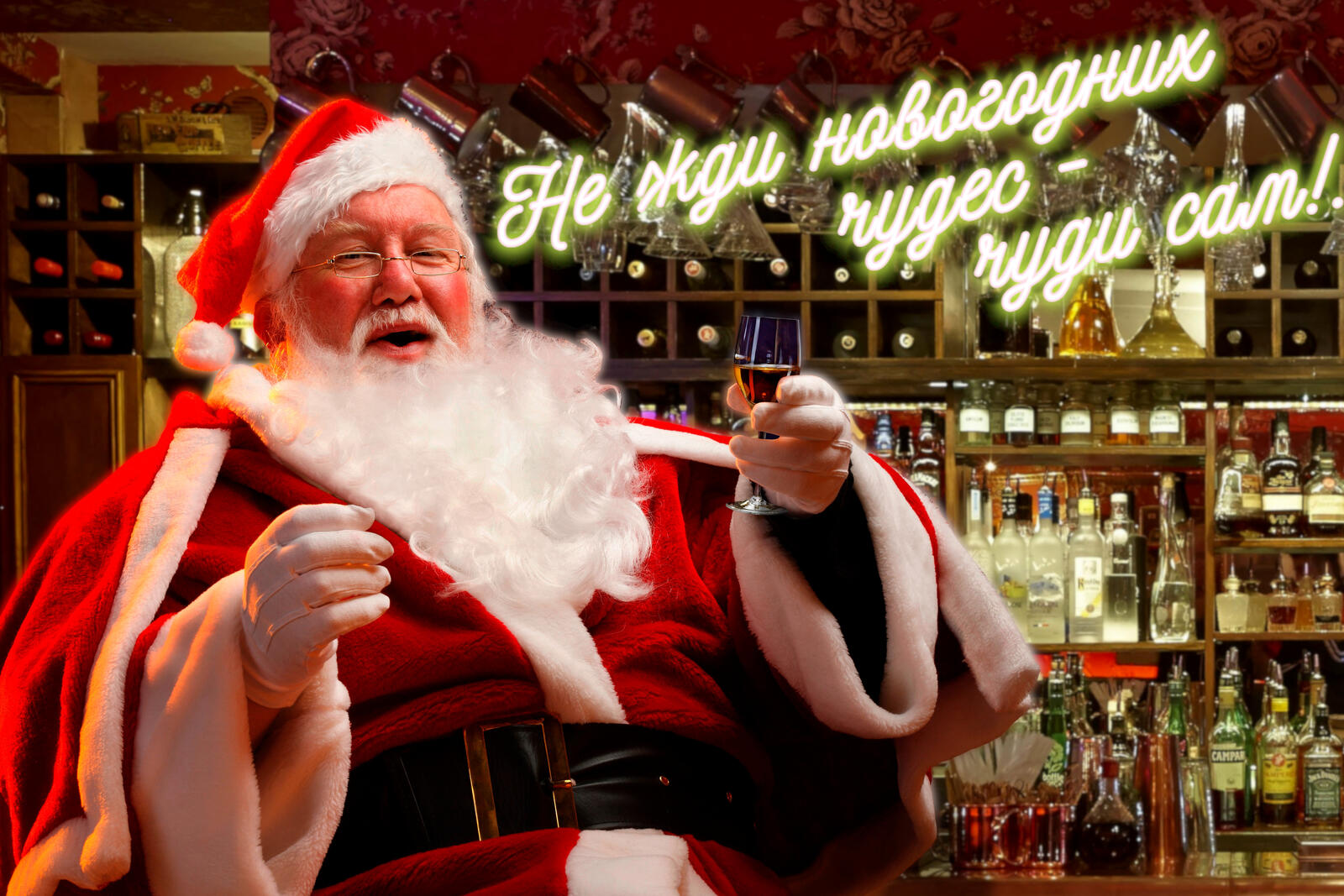 Free photo Santa Claus with a glass of whiskey