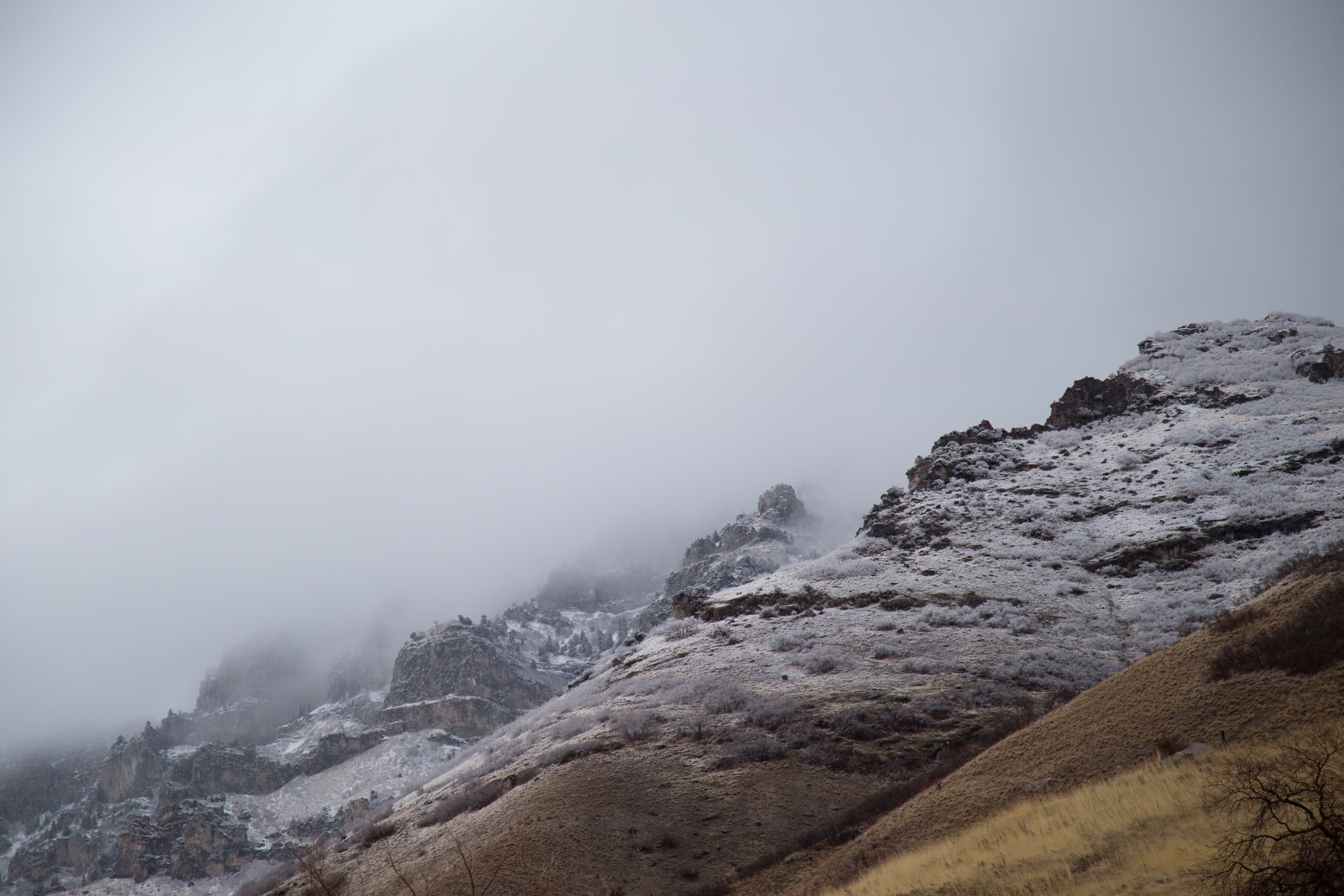 Туман и холод на высоте в горах