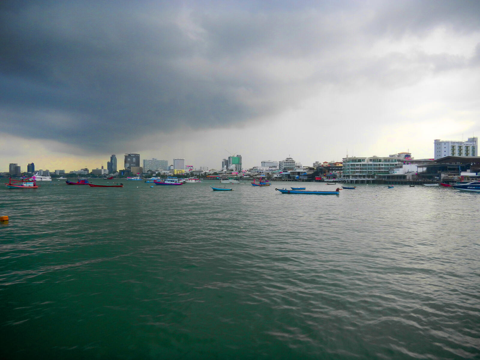 免费照片俯瞰泰国城市的海景 在泰国