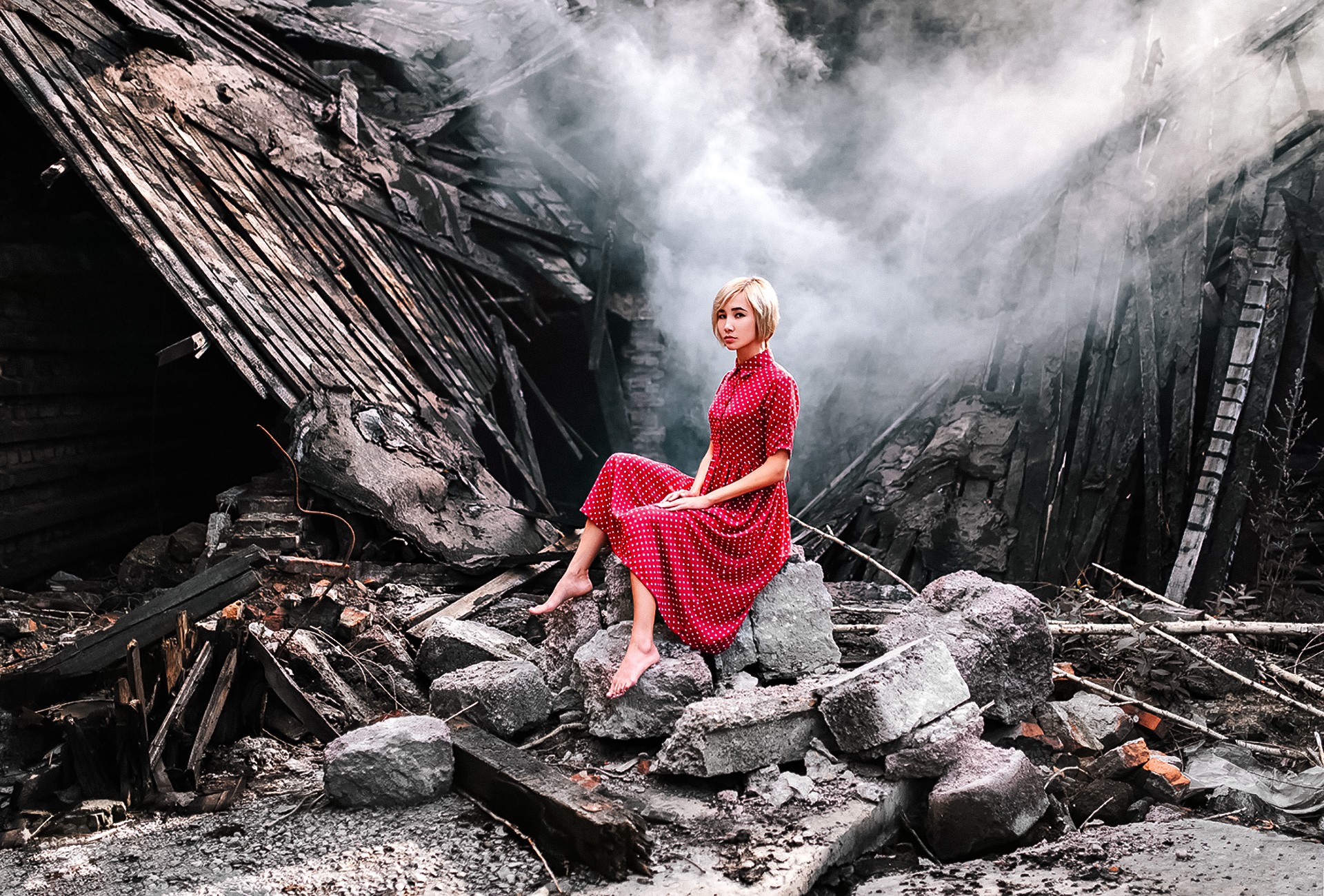 Девушка в красном платье на развалинах