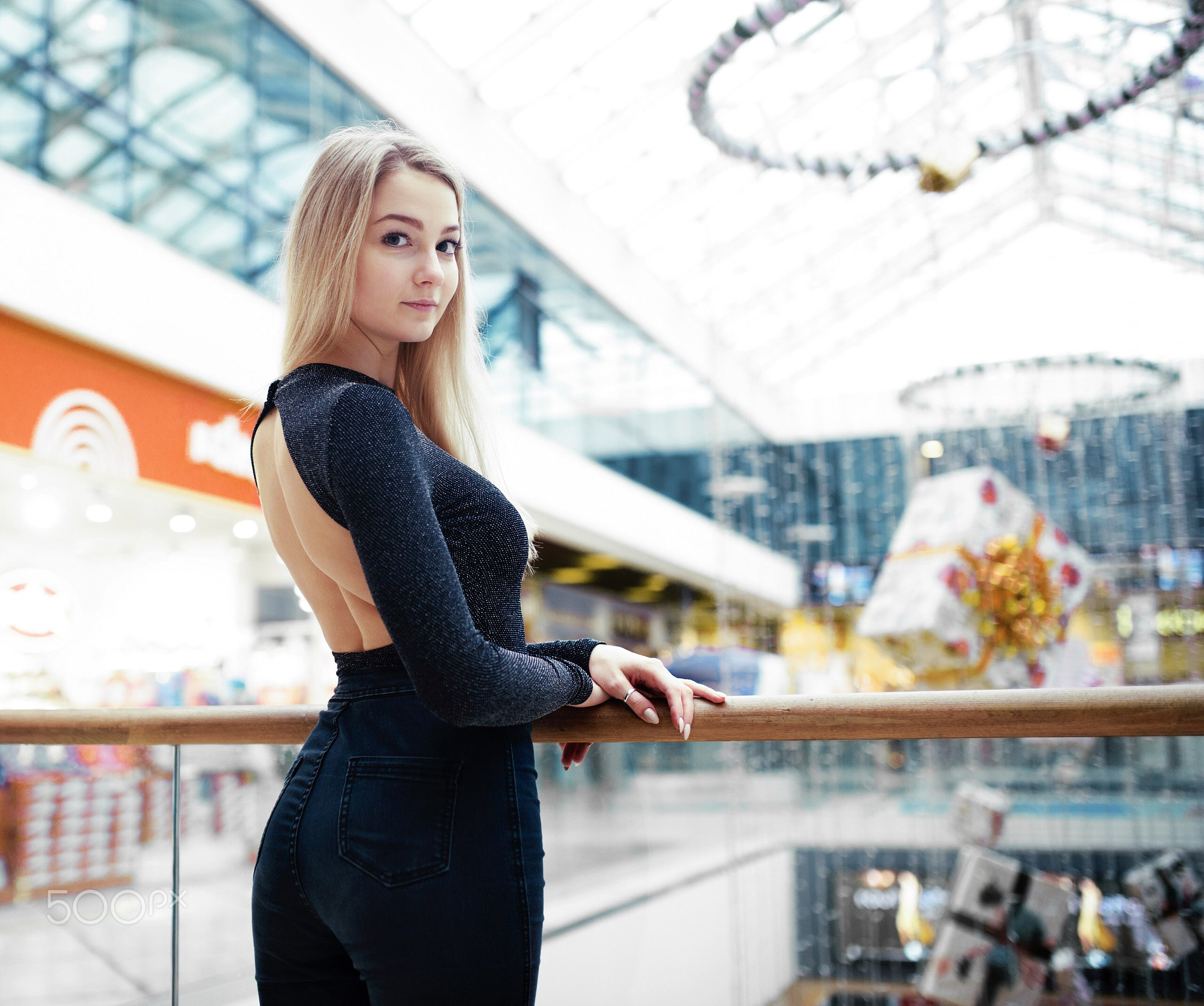 Free photo Light-haired girl in a suit with a naked back