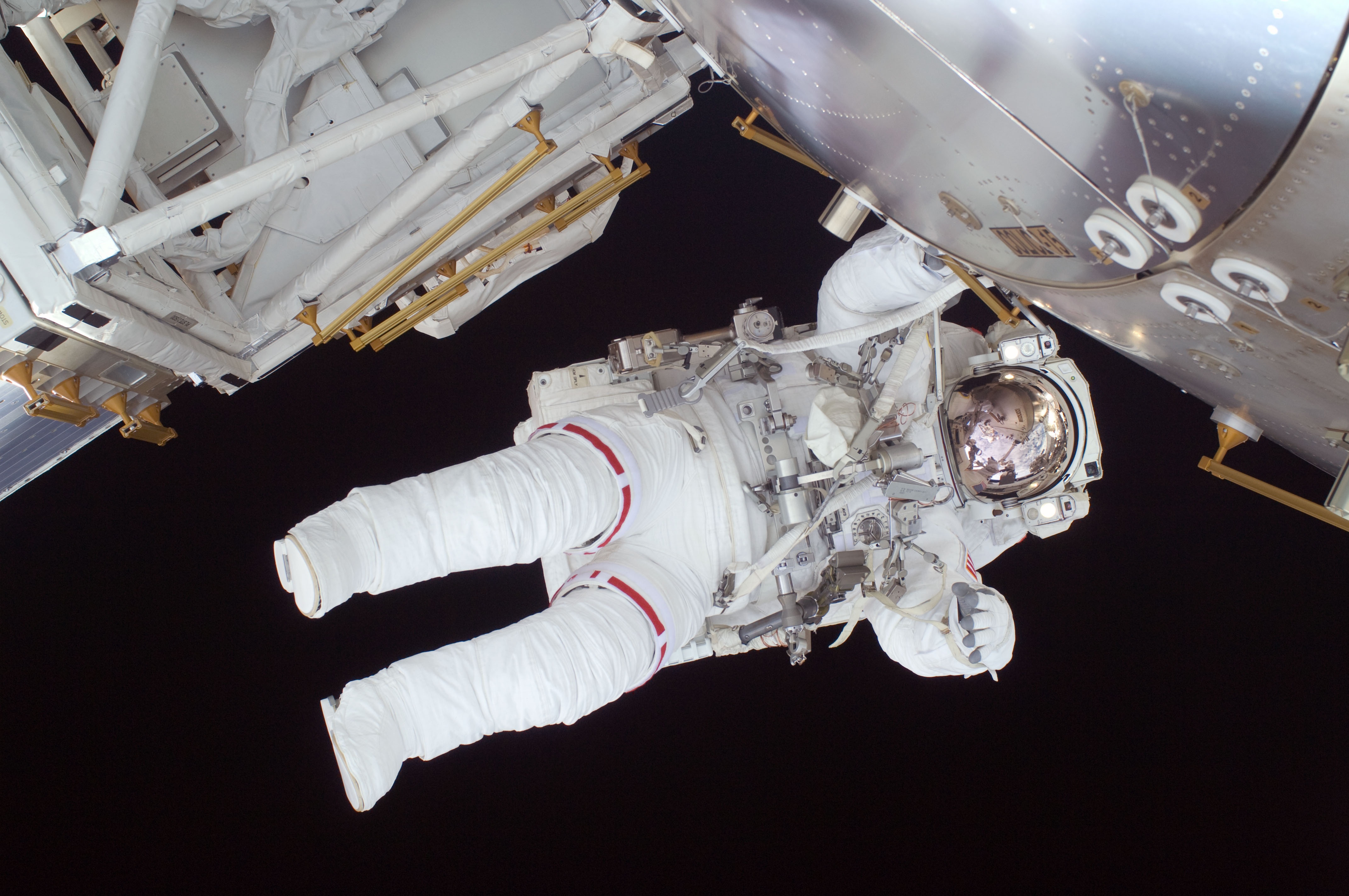 免费照片在外太空穿着宇航服的宇航员
