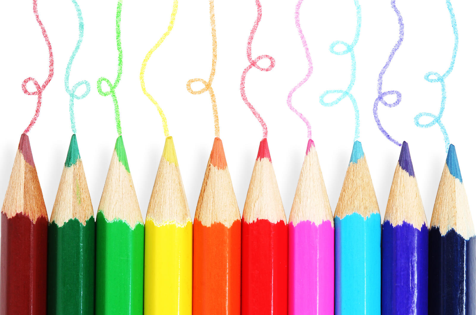 Бесплатное фото Линии от цветных карандашей на белом фоне