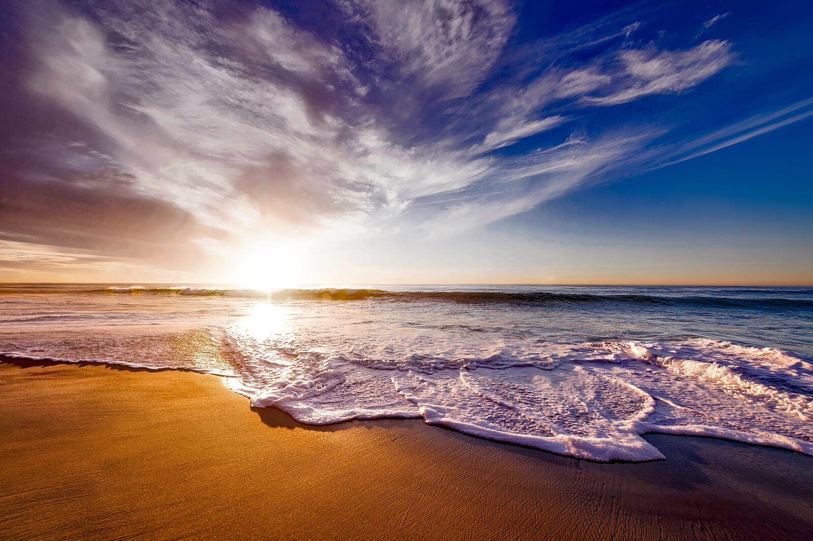 Прекрасное утро на песочном берегу пляжа