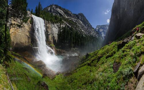 Красивое ущелье Йосемити с большим водопадом