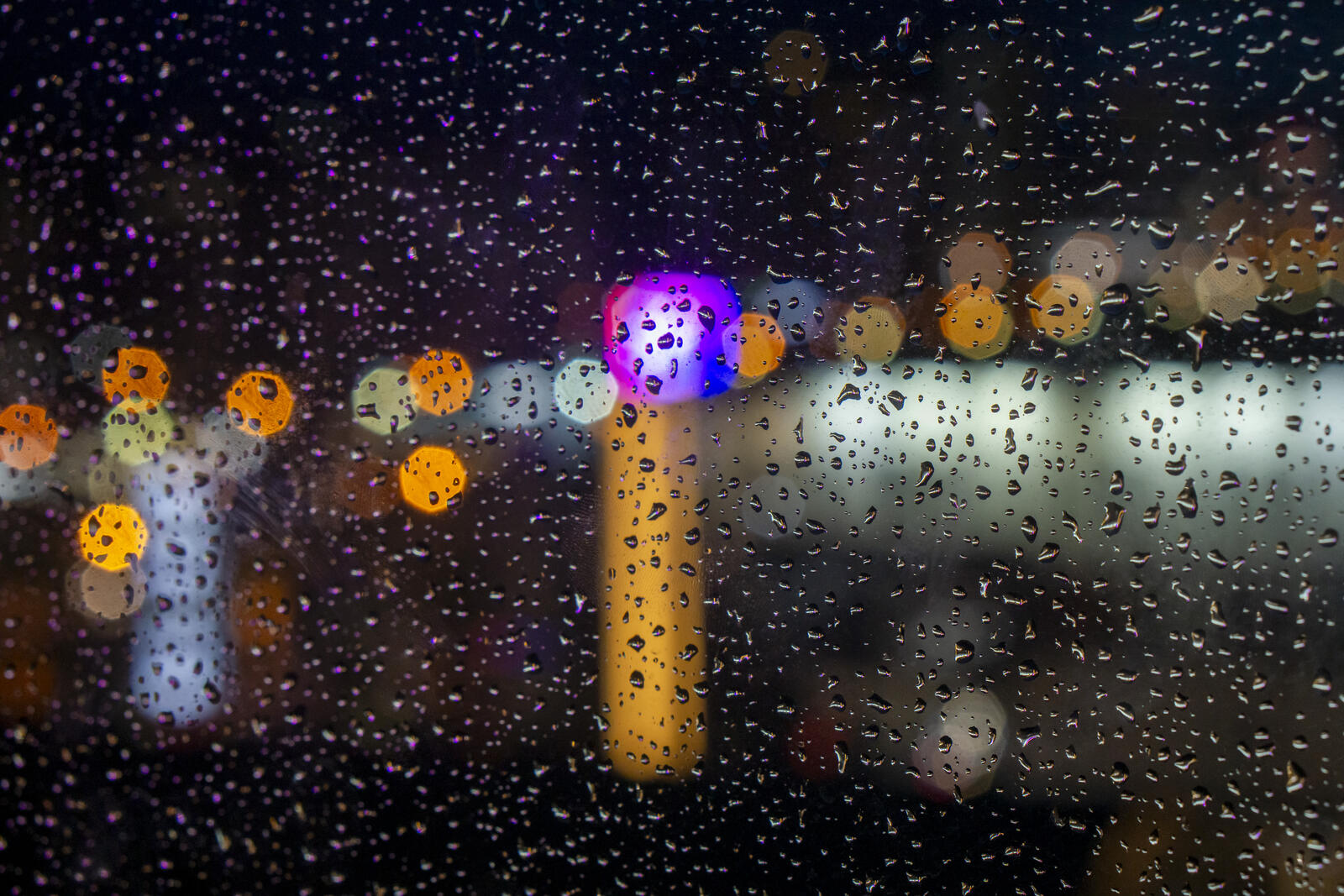 Бесплатное фото Капли воды на стекле ночью