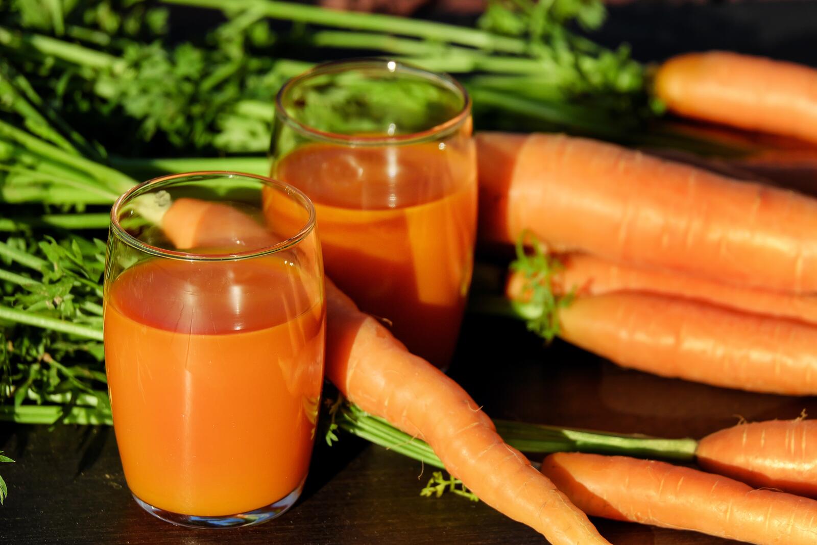Бесплатное фото Свежевыжатый морковный сок